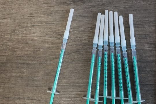 Spritzen gefüllt mit dem Impfstoff von Biontech/Pfizer.