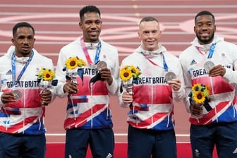 Wegen der positiven Dopingprobe von Chijindu Ujah (l-r) verlieren wohl auch Zharnel Hughes, Richard Kilty und Nethaneel Mitchell-Blake ihre Medaille.