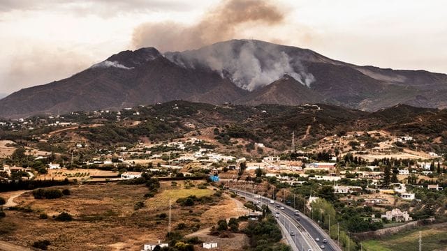 Rauch steigt in der Nähe des Örtchens Jubrique in der Provinz Málaga auf. Rauch steigt in der Nähe des Örtchens Jubrique in der Provinz Málaga auf.