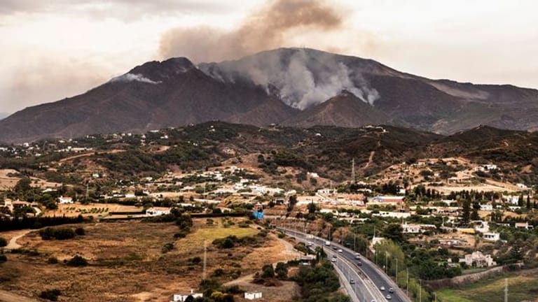 Rauch steigt in der Nähe des Örtchens Jubrique in der Provinz Málaga auf.