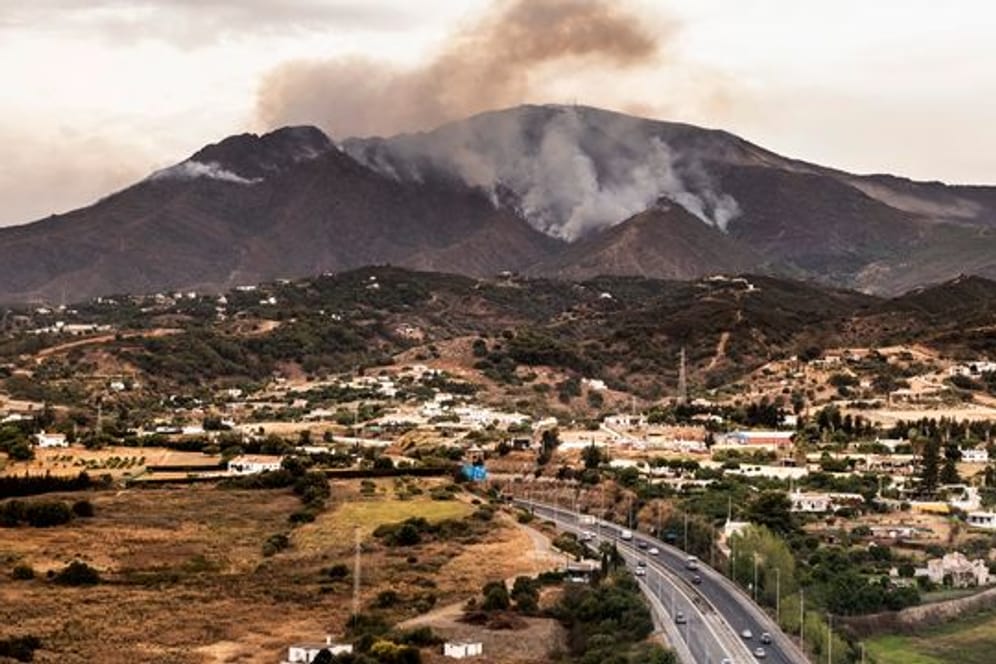 Rauch steigt in der Nähe des Örtchens Jubrique in der Provinz Málaga auf.