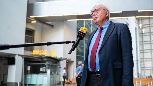 Kläger-Rechtsanwalt Elmar Giemulla in der Lobby des Oberlandesgerichtes.