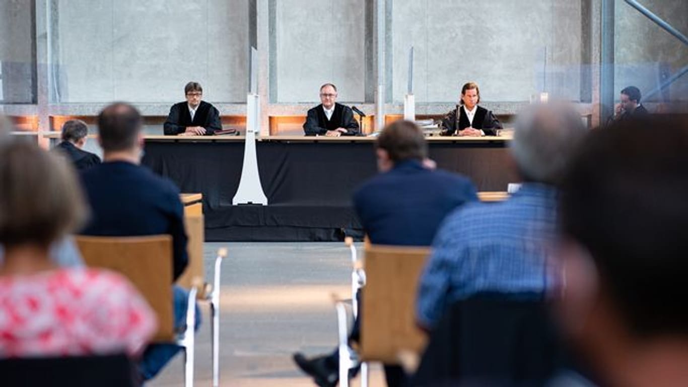 Der Vorsitzende Richter Johannes Wieseler (M) und seine Kollegen Volker Messing (l) und Dirk Pelzer sitzen zu Beginn der Berufungsverhandlung zu den Schadensersatzforderungen der Hinterbliebenen des Germanwings-Absturzes 2015 in der Lobby des Oberlandesgerichtes.