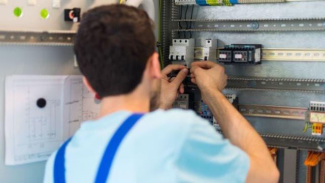 Der 19-jährige Mohammad aus Afghanistan arbeitet in einem Leipziger Ausbildungszentrum von Siemens an der Verdrahtung eines Schaltschranks. Der 19-jährige Mohammad aus Afghanistan arbeitet in einem Leipziger Ausbildungszentrum von Siemens an der Verdrahtung eines Schaltschranks.