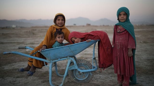 Kinder spielen in einem Lager für Binnenflüchtlinge in Kabul.