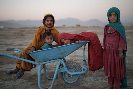 Kinder spielen in einem Lager für Binnenflüchtlinge in Kabul.