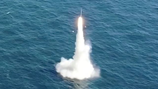 Die beiden rivalisierenden koreanischen Staaten haben im Abstand von wenigen Stunden ballistische Raketen getestet und dabei ihre militärischen Mittel zur Schau gestellt. Die beiden rivalisierenden koreanischen Staaten haben im Abstand von wenigen Stunden ballistische Raketen getestet und dabei ihre militärischen Mittel zur Schau gestellt.