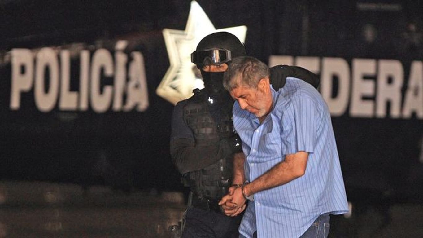 Vicente Carrillo Fuentes alias "El Viceroy" wird von einem Polizisten abgeführt (2014).