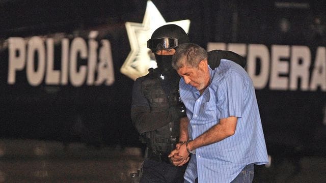 Vicente Carrillo Fuentes alias "El Viceroy" wird von einem Polizisten abgeführt (2014). Vicente Carrillo Fuentes alias "El Viceroy" wird von einem Polizisten abgeführt (2014).