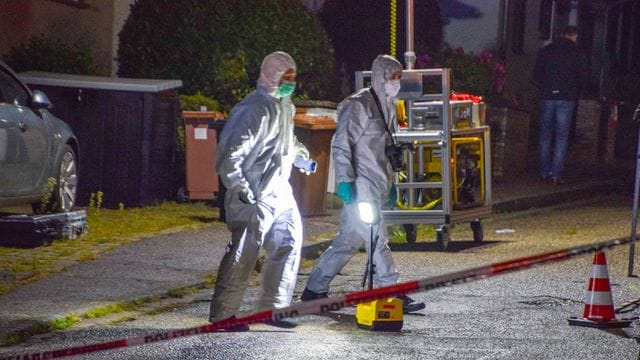 Beamte der Spurensicherung bei der Arbeit in Bammental.
