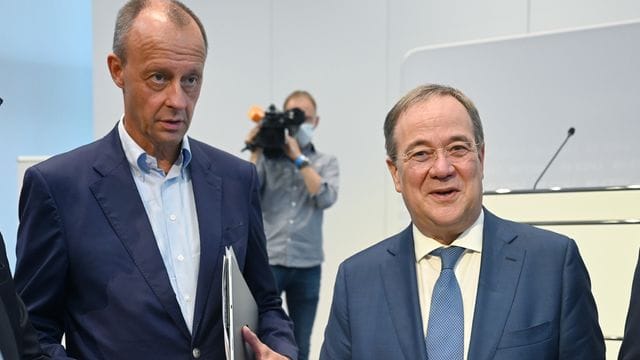 Die CDU-Politiker Friedrich Merz (l) und Armin Laschet sprechen sich gegen Steuererhöhungen aus.