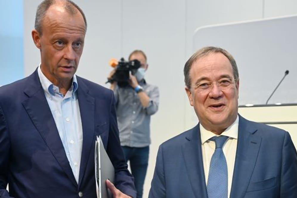 Die CDU-Politiker Friedrich Merz (l) und Armin Laschet sprechen sich gegen Steuererhöhungen aus.