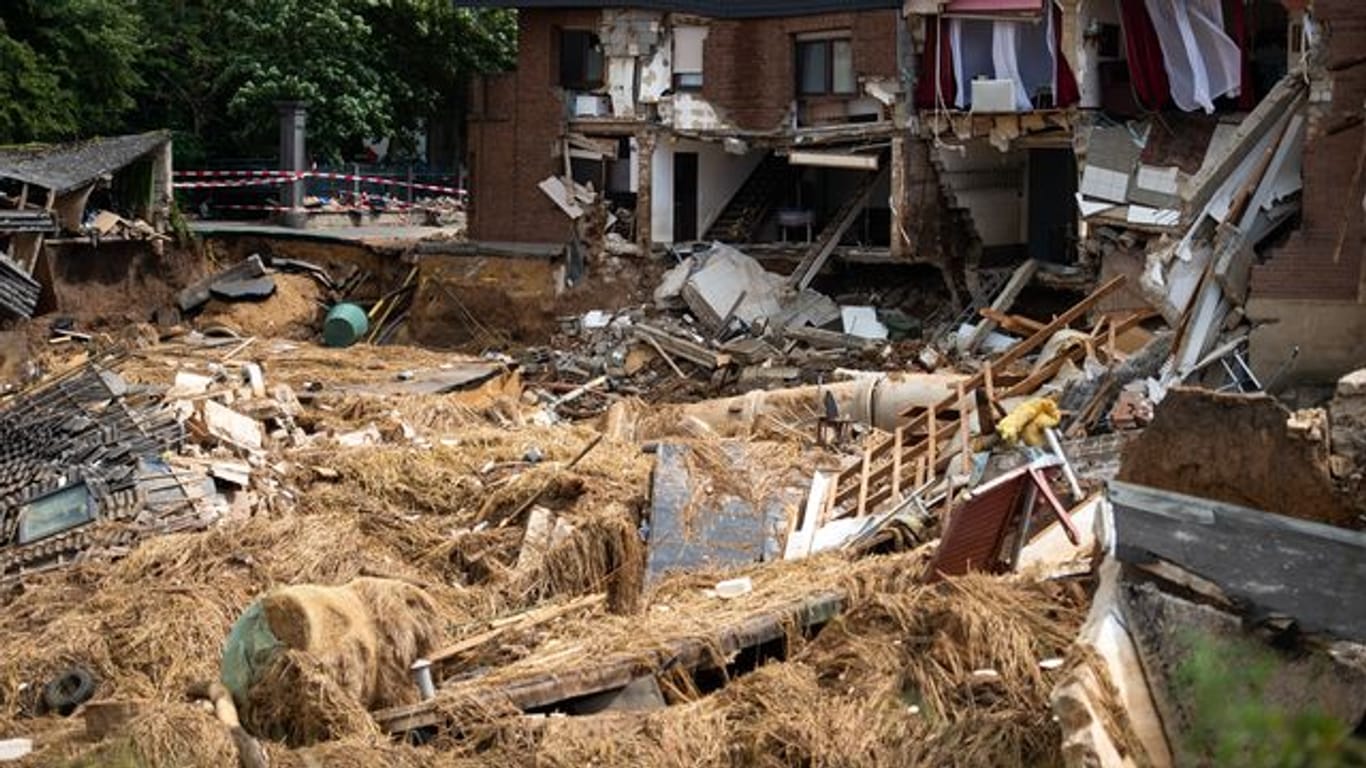 Häuser sind in Folge der Unterspülung durch das Hochwasser eingestürzt oder einsturzgefährdet - die Abläufe der Fluthilfe werden nun überprüft.