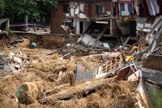 Häuser sind in Folge der Unterspülung durch das Hochwasser eingestürzt oder einsturzgefährdet - die Abläufe der Fluthilfe werden nun überprüft.