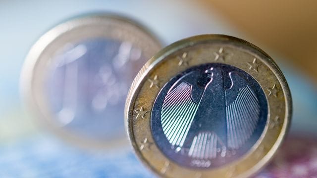 Empfänger von Arbeitslosengeld II, Sozialhilfe sowie Grundsicherung im Alter und bei Erwerbsminderung sollen ab 2022 0,76 Prozent mehr Geld erhalten.