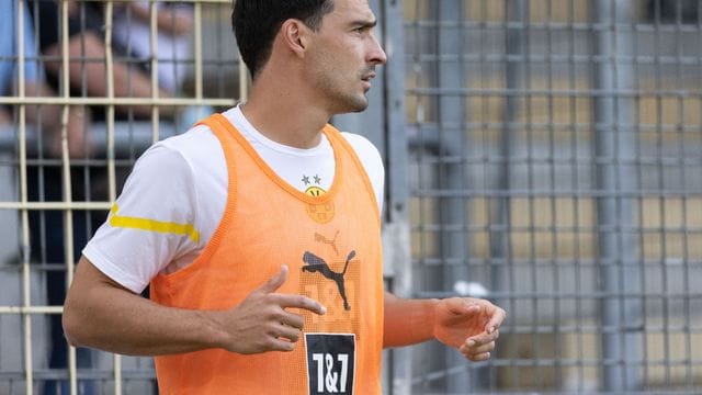 Steht gegen Besiktas in der BVB-Startelf: Dortmunds Abwehrspieler Mats Hummels macht sich warm.