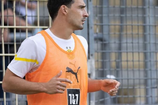 Steht gegen Besiktas in der BVB-Startelf: Dortmunds Abwehrspieler Mats Hummels macht sich warm.