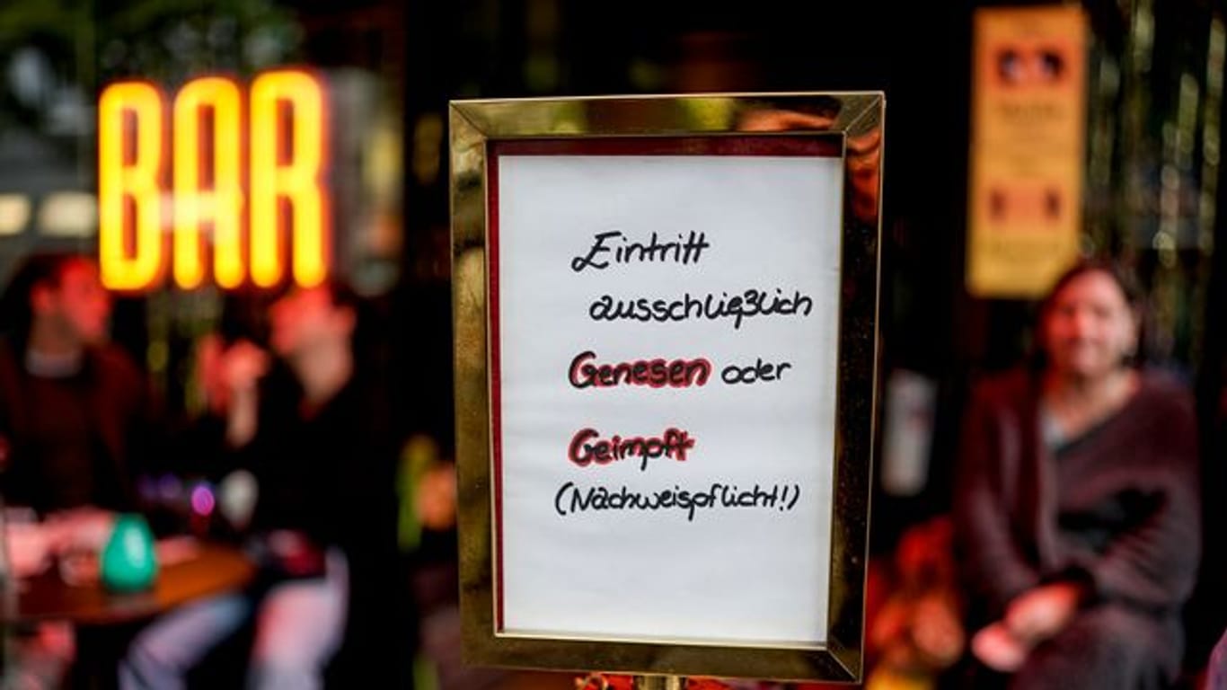 Hinweis auf die 2G-Regel bei einer Hamburger Bar.