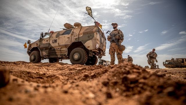 Ein Soldat der Bundeswehr steht am Flughafen nahe des Stützpunktes in Gao im Norden Malis. Ein Soldat der Bundeswehr steht am Flughafen nahe des Stützpunktes in Gao im Norden Malis.