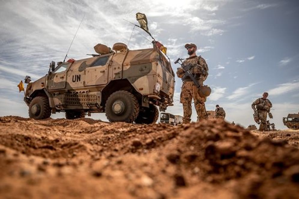 Ein Soldat der Bundeswehr steht am Flughafen nahe des Stützpunktes in Gao im Norden Malis.