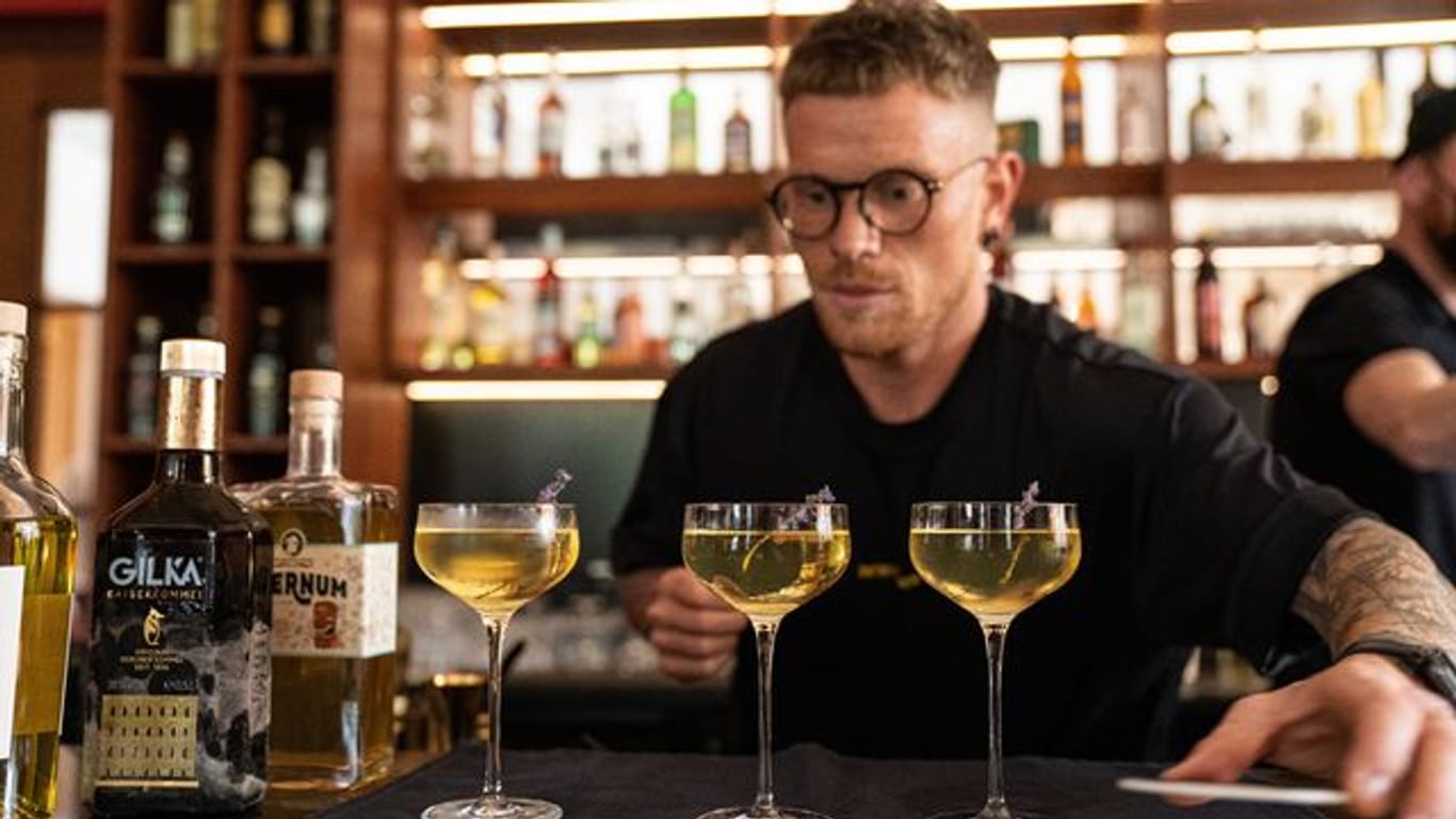 Bartender Tobias Lindner serviert beim Wettbewerb des Barkultur-Magazins "Mixology" einen Cocktail.