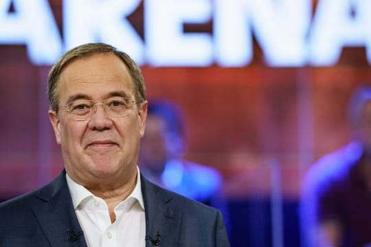 Armin Laschet steht in der ARD-Wahlarena in der Kulturwerft Gollan.