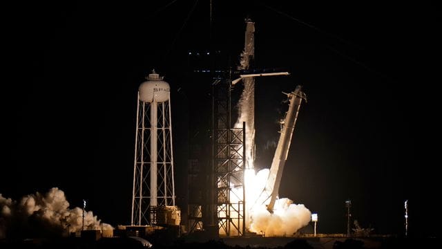 Eine SpaceX-"Falcon 9"-Rakete mit vier Privatpersonen an Bord hebt von der Rampe 39A des Kennedy Space Centers ab. Eine SpaceX-"Falcon 9"-Rakete mit vier Privatpersonen an Bord hebt von der Rampe 39A des Kennedy Space Centers ab.
