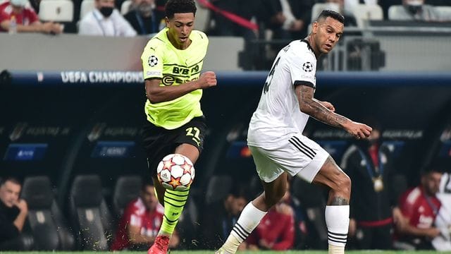 Brachte die Fans in Istanbul zum Schweigen: Dortmunds Jude Bellingham (l) in Aktion gegen Istanbuls Souza.