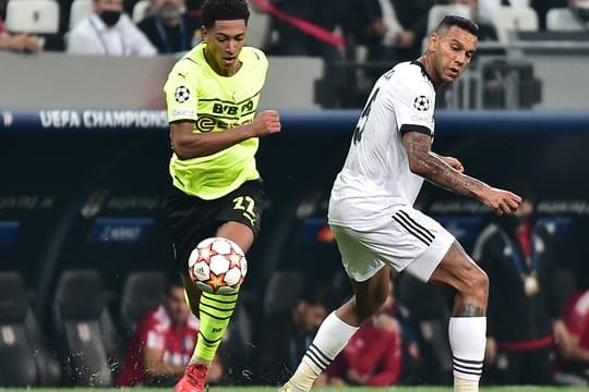 Brachte die Fans in Istanbul zum Schweigen: Dortmunds Jude Bellingham (l) in Aktion gegen Istanbuls Souza.