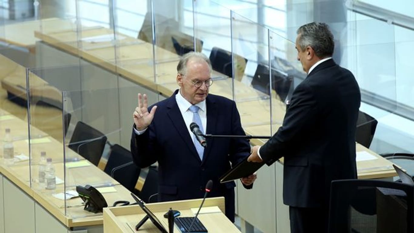 Reiner Haseloff (l) wird von Landtagspräsident Gunnar Schellenberger vereidigt.