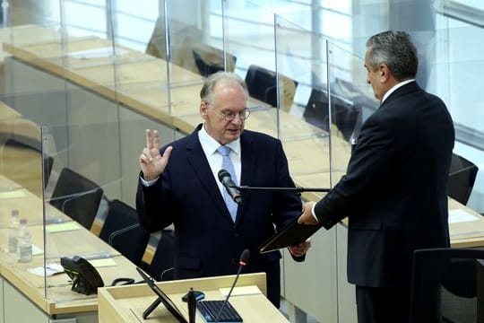 Reiner Haseloff (l) wird von Landtagspräsident Gunnar Schellenberger vereidigt.
