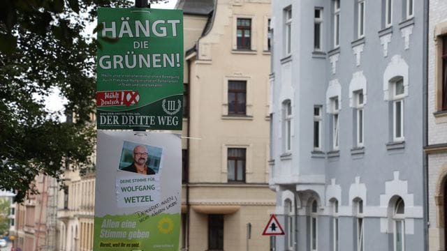Ein umstrittenes Wahlplakat der Splitterpartei "III Weg" hängt über einem Plakat der Grünen. Ein umstrittenes Wahlplakat der Splitterpartei "III Weg" hängt über einem Plakat der Grünen.
