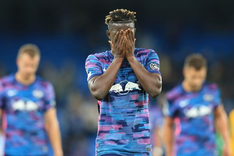 Leipzigs Mittelfeldspieler Amadou Haidara verläßt nach Spielende mit seinen Mannschaftskameraden enttäuscht das Spielfeld.