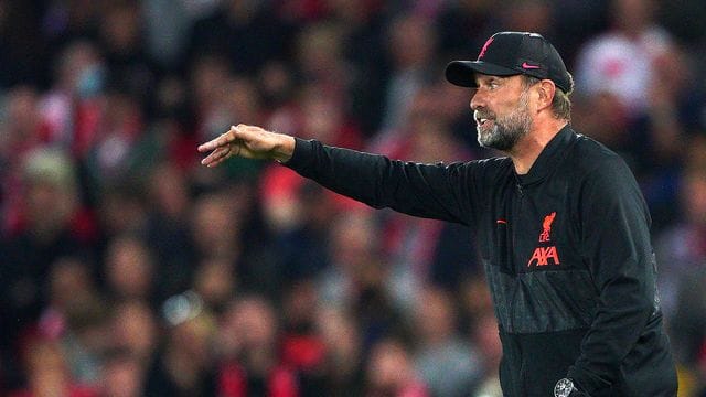 Jürgen Klopp gestikuliert am Spielfeldrand.