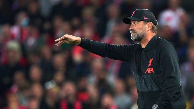 Jürgen Klopp gestikuliert am Spielfeldrand.