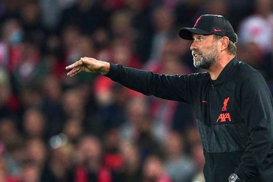 Jürgen Klopp gestikuliert am Spielfeldrand.