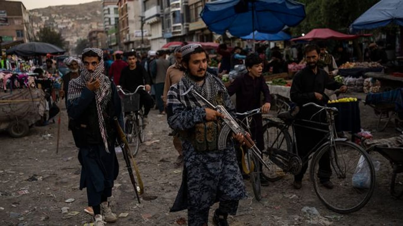 Taliban-Kämpfer patrouillieren auf einem Markt in der Altstadt.