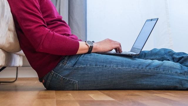 97 Prozent der Befragten nutzen mindestens einmal pro Woche das Internet. 97 Prozent der Befragten nutzen mindestens einmal pro Woche das Internet.