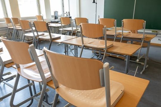In den ersten Corona-Wellen waren die Schulen in Deutschland häufig geschlossen oder nur eingeschränkt geöffnet.