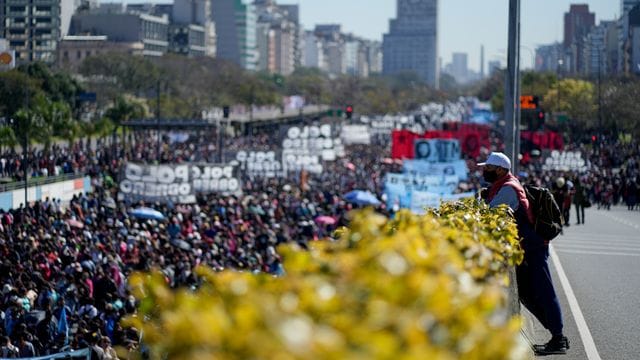 Demonstranten fordern Arbeitsplätze und Sozialleistungen.