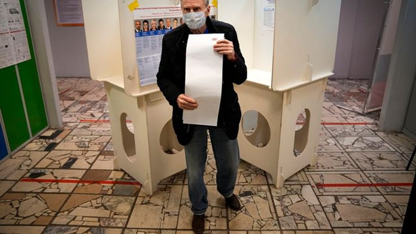 Stimmabgabe in einem Wahllokal in Moskau.