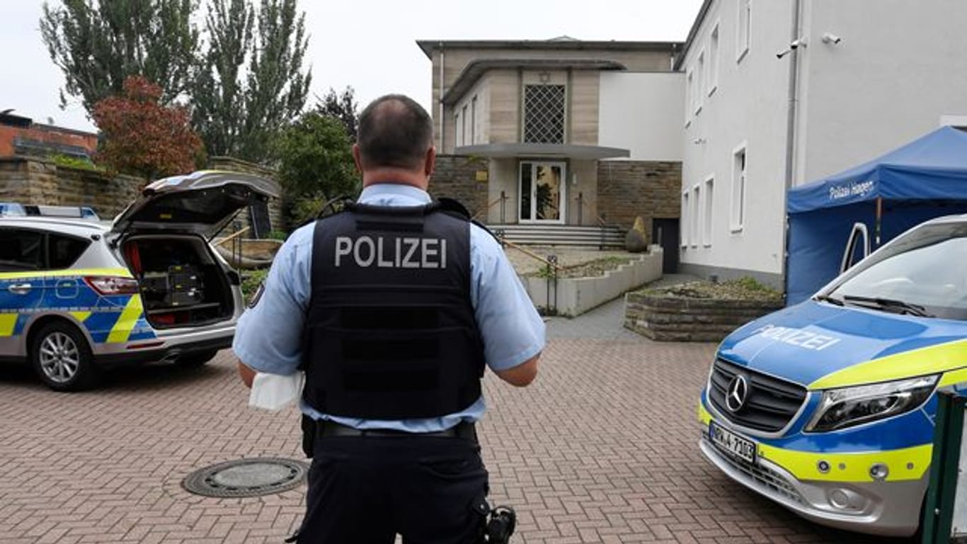 Polizisten bewachen die Synagoge in Hagen.