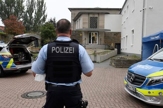 Polizisten bewachen die Synagoge in Hagen.
