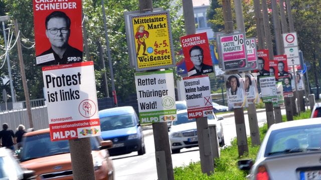 Wahlplakate hängen an Straßenlaternen in der Landeshauptstadt Erfurt in Thüringen. Wahlplakate hängen an Straßenlaternen in der Landeshauptstadt Erfurt in Thüringen.