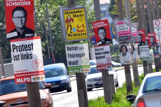 Wahlplakate hängen an Straßenlaternen in der Landeshauptstadt Erfurt in Thüringen.