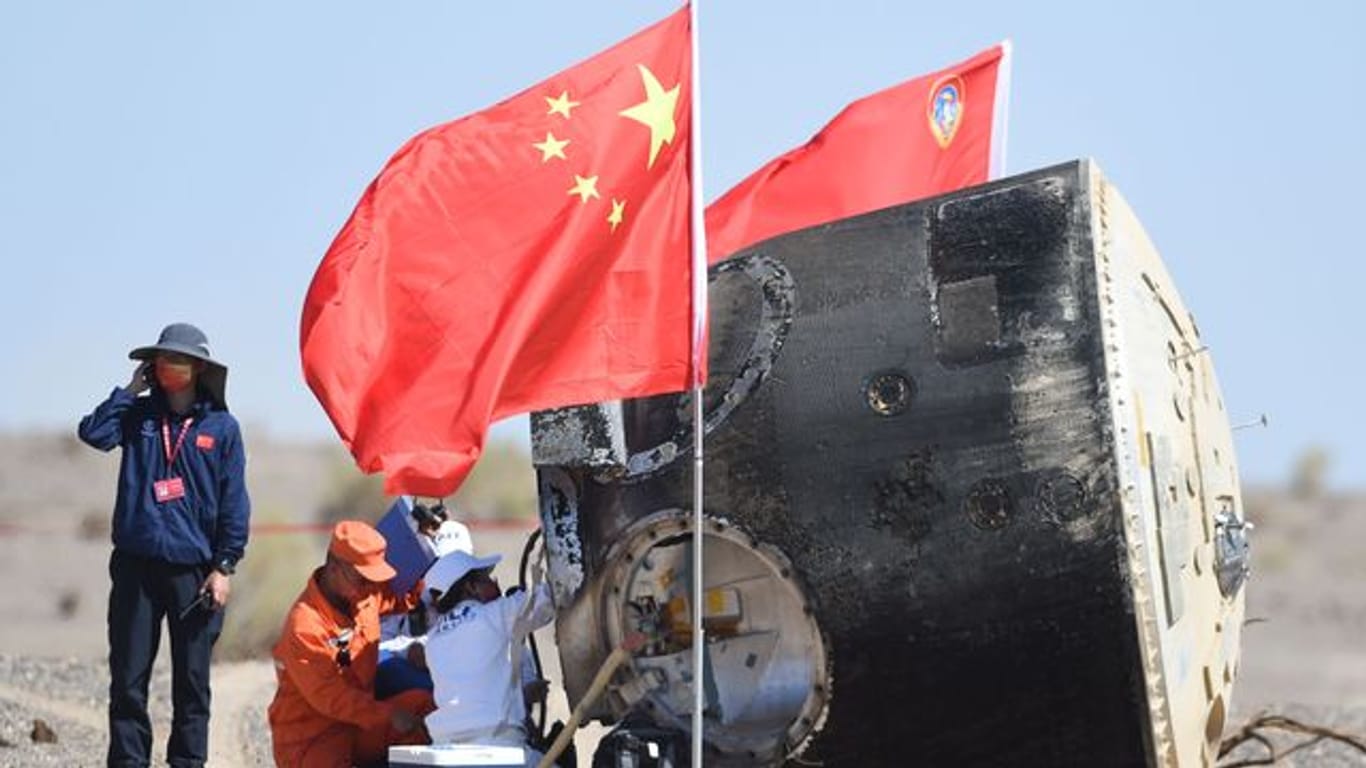 Die Rückkehrkapsel des bemannten Raumschiffs "Shenzhou 12" nach der Landung.