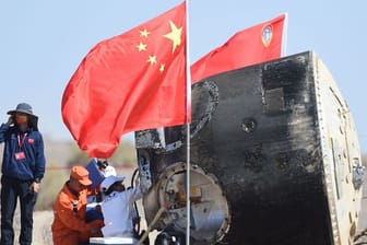 Die Rückkehrkapsel des bemannten Raumschiffs "Shenzhou 12" nach der Landung.