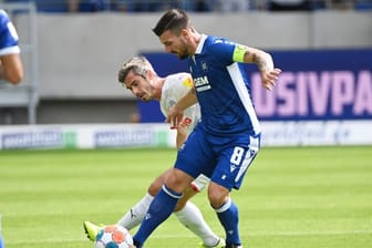 Der Karlsruher Jerome Gondorf (r) und der Kieler Fin Bartels kämpfen um den Ball.