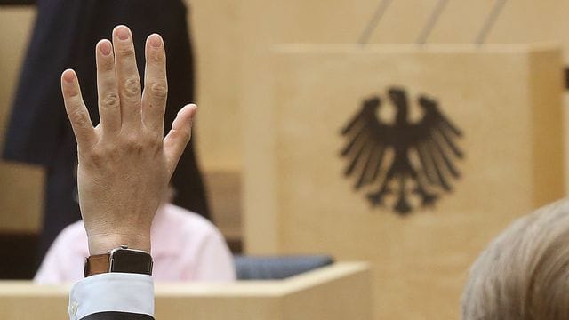 Abstimmung im Bundesrat: Abgeordnete müssen dem Bundestagspräsidenten künftig Nebeneinkünfte bereits ab 1000 Euro im Monat oder 3000 Euro im Jahr melden. Abstimmung im Bundesrat: Abgeordnete müssen dem Bundestagspräsidenten künftig Nebeneinkünfte bereits ab 1000 Euro im Monat oder 3000 Euro im Jahr melden.