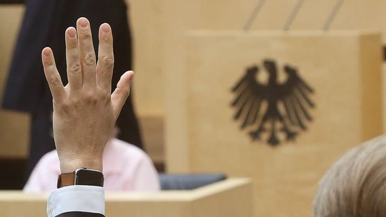 Abstimmung im Bundesrat: Abgeordnete müssen dem Bundestagspräsidenten künftig Nebeneinkünfte bereits ab 1000 Euro im Monat oder 3000 Euro im Jahr melden.